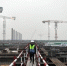 资料图：2020年1月15日，京雄城际铁路雄安站工作人员在40多米的平台上施工。中新社记者 韩冰 摄 - 中国新闻社河北分社