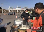 民众为高速涞源南口检测点工作人员送“爱心餐”。 涞源县委宣传部供图 - 中国新闻社河北分社