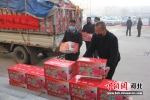 顺平果农向该县防控一线人员捐赠爱心苹果。 吴建章 摄 - 中国新闻社河北分社