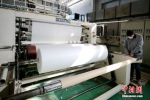 河北一工厂日产熔喷非织造布2.5吨 可供250万只口罩原料 - 中国新闻社河北分社