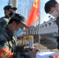 曲阳东赵厂村退役军人在路口对行人检查登记。 郭英焜 摄 - 中国新闻社河北分社