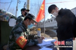 曲阳东赵厂村退役军人在路口对行人检查登记。 郭英焜 摄 - 中国新闻社河北分社
