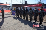 东赵厂村的8名退役军人列队执勤。 郭英焜 摄 - 中国新闻社河北分社