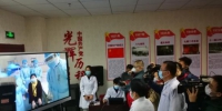 河北省胸科医院领导与该康复患者进行视频连线。　翟羽佳 摄 - 中国新闻社河北分社