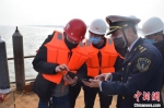 图为秦皇岛海事部门向施工现场人员推广“健康码”。　于鑫洋 摄 - 中国新闻社河北分社