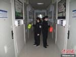 民警在进行监区消毒工作。　胡玉生 摄 - 中国新闻社河北分社