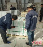 工人们在对验收后的《埃塞赞歌》浮雕墙分包装箱。　薄丽丽 摄 - 中国新闻社河北分社