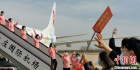 河北支援湖北医疗队首批返程队员走下飞机。河北省卫生健康委供图 - 中国新闻社河北分社
