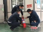 民警深入企业开展消防安全检查。 刘飞 摄 - 中国新闻社河北分社
