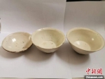 2号墓出土的3件瓷碗器型规整，做工精美，其中2件瓷碗有墨术底款，款铭为“李福”。　张鹏翔 摄 - 中国新闻社河北分社