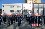 河北平山中学全体教师到位迎接学生。 供图 - 中国新闻社河北分社