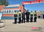 正定三中的大门前执勤交警、公安干警助力学生返校。 供图 - 中国新闻社河北分社