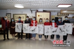 武天庆（左一）向衡水援鄂医疗队员赠送作品。 供图 - 中国新闻社河北分社