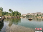 游客在易水湖上泛舟。　张涛 摄 - 中国新闻社河北分社