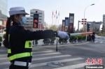 图为保定女交警在路口维持秩序。保定交警支队供图 - 中国新闻社河北分社