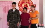 杨歌珍和儿子、儿媳在新家合影。　郭英焜 摄 - 中国新闻社河北分社