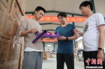 石永煊(左二)到童车玩具扶贫生产车间调研。　姚友谅 摄 - 中国新闻社河北分社