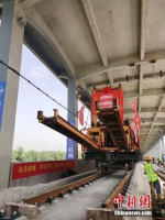 京雄城际铁路（河北段）开始全线铺轨 - 中国新闻社河北分社