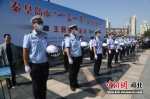 图为秦皇岛举行“一盔一带”安全守护主题活动。 刘亮 摄 - 中国新闻社河北分社