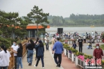 龙泉湖公园里游客如织。石家庄龙泉湖公园供图 - 中国新闻社河北分社