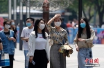 资料图：5月2日，北京持续高温天气。图为民众戴口罩出行。中新社记者 韩海丹 摄 - 中国新闻社河北分社