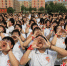 学生们向天空大声喊出梦想。 崔广义 摄 - 中国新闻社河北分社