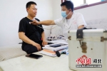 签约家庭医生上门给村民送健康。 冯晓超 摄 - 中国新闻社河北分社