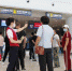 8月3日，9C6267航班平安抵达张家口宁远机场T2航站楼，标志着张家口宁远机场新建的T2航站楼正式启用，航站楼成功转场运行。资料图为2020年7月13日，张家口宁远机场的工作人员为旅客服务。 中新社记者 翟羽佳 摄 - 中国新闻社河北分社