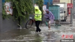交警在帮助雨中受困民众出行。保定市交警支队供图 - 中国新闻社河北分社