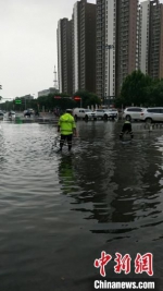 交警在积水严重路段排水。保定市交警支队供图 - 中国新闻社河北分社