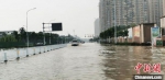 强降雨导致保定市主城区道路积水严重。　石英杰 摄 - 中国新闻社河北分社