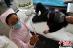 资料图：医护人员为患者输液。　翟羽佳 摄 - 中国新闻社河北分社