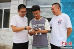 驻村工作队到王东明家帮助进行校园四年规划。 盖巧琳 摄 - 中国新闻社河北分社