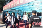 9月1日，在河北省廊坊市第六中学，学生通过体温移动检测系统进入学校。　宋敏涛 摄 - 中国新闻社河北分社