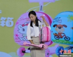 图为兼具滑板功能的儿童拉杆箱。　徐巧明 摄 - 中国新闻社河北分社