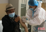 资料图：新疆兵团第三师托云牧场65岁以上老人免费接种流感疫苗。　葛梦丽 摄 - 中国新闻社河北分社
