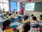 资料图：一名老师正在上课。 王亚海 摄 - 中国新闻社河北分社