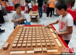 图为一儿童试玩“九宫格”。　翟羽佳 摄 - 中国新闻社河北分社