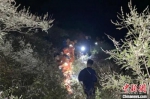 图为救援人员在深山中搜救。　怀来县公安局供图 - 中国新闻社河北分社