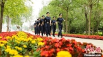图为女子特警巡逻队队员在环境优美的南湖景区执勤。　白云水 摄 - 中国新闻社河北分社