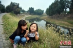 图为位于东光县“中国大运河·谢家坝”，一对小姐妹正在玩耍。　翟羽佳 摄 - 中国新闻社河北分社