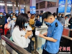 资料图：图为旅客检票进站。哈铁提供 - 中国新闻社河北分社