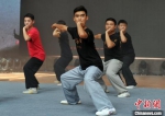 图为孟村八极拳弟子正在练习八极拳的拳架。　韩冰 摄 - 中国新闻社河北分社