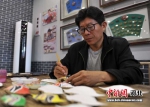 民间艺人杜宝槐正在制作蟹壳画。韩冰 摄 - 中国新闻社河北分社