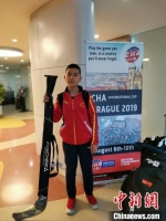 2019年，张朔豪接到中国冰球协会通知，随队参加在捷克布拉格举办的一项国际青少年冰球赛事。受访者供图 - 中国新闻社河北分社