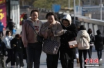 资料图：市民在寒冷天气中出行。 中新社记者 蒋启明 摄 - 中国新闻社河北分社