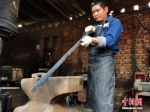 河北铁匠传承“百炼花纹钢”锻造技艺 - 中国新闻社河北分社