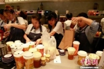 资料图：奶茶等饮品热销。王远 摄 - 中国新闻社河北分社
