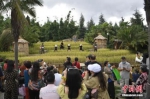 10月2日，游客在云南民族村观看讲述哈尼族传统文化的实景表演。中新社记者 刘冉阳 摄 - 中国新闻社河北分社