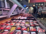 资料图：长沙市民在超市选购猪肉。　鲁毅 摄 - 中国新闻社河北分社